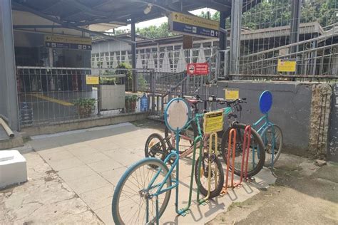 Foto Meski Dilarang Tempat Parkir Sepeda Di Stasiun Universitas