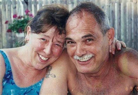 Các cô gái xinh đẹp mặc bikini tắm bia