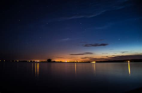 Foto Aesthetic Pemandangan Malam Hari IMAGESEE