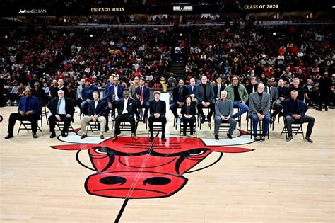 NBA: Bulls fans boo Jerry Krause during Ring of Honor ceremony