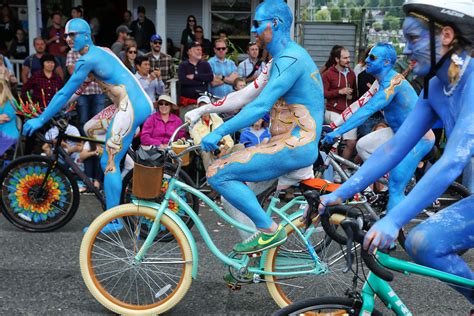 How Fremont S Naked Cyclists Became A Seattle Summer Tradition Axios Seattle