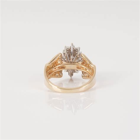 Ювелирные Изделия : Золотое кольцо с бриллиантами