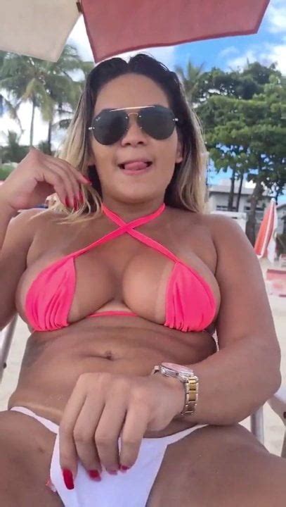 Une MILF Se Masturbe Sur La Plage XHamster