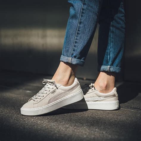 Top 10 giày sneaker nữ chính hãng giá tốt và các dòng đang hot nhất hiện nay Thời trang Việt