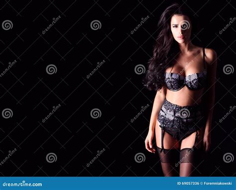 Femme Sensuelle Dans La Lingerie Sexy Sur Un Fond Noir Photo Stock