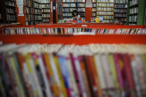 TAMAN BACA BUKU FIKSI TERBESAR DI BANDUNG | ANTARA Foto
