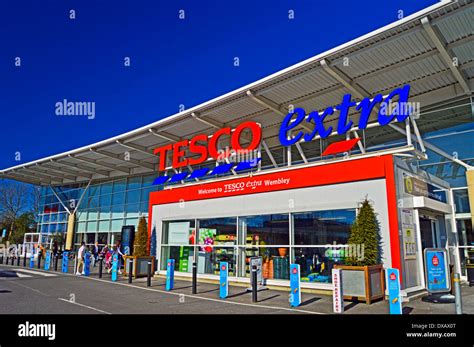 Tesco extra shop sign logo High Resolution Stock Photography and Images