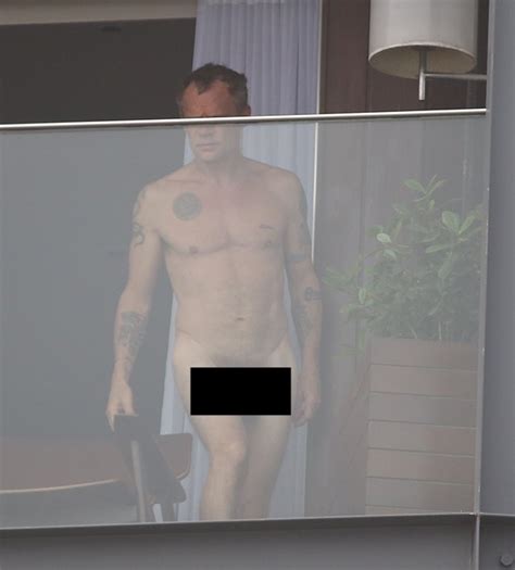 Baixista Do Red Hot Chili Peppers Fica Pelad O Em Sacada De Hotel No Rio Quem Quem News
