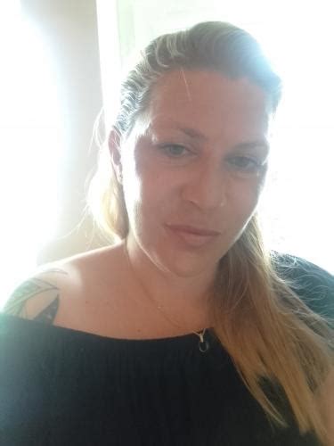 Blonde à forte poitrine sensuelle et chaude EscortSexe net