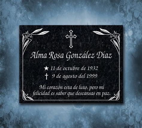 Elegante Placa Funeraria Grabada Bajo Relieve Sobre Granito Negro