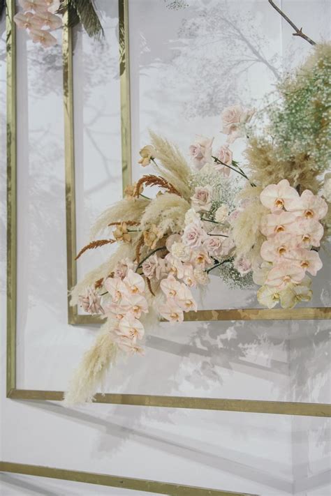 Масштабность, глянец, подиум с фоновой стеной, с ритмичными пилонами ...