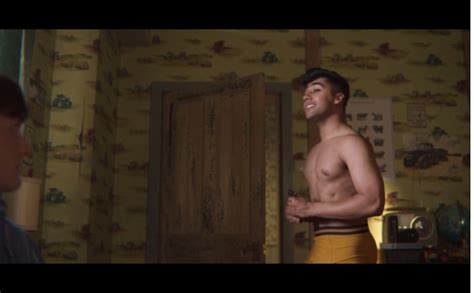 Sex Education x Chaneil Kular Tom Atkinson Asa Butterfield Desnudos en películas