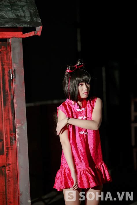 Hot girl chuyên đóng cảnh nóng khóc thét vì sợ bẩn