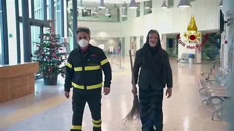 Prato La Befana Dei Vigili Del Fuoco Fa Visita Ai Malati In Ospedale