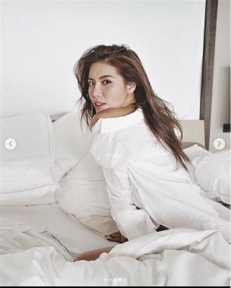 Hết đăng ảnh nude Minh Tú lại tạo dáng bạo khiến fans nóng mắt