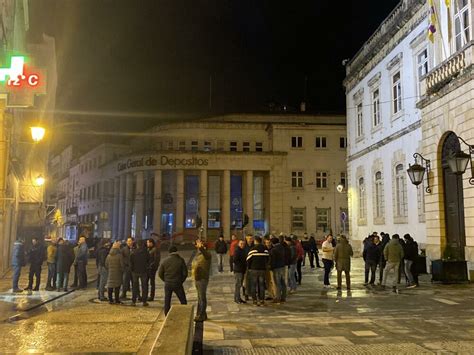 Agentes Da Psp E Militares Da Gnr Em Protesto Junto C Mara Municipal