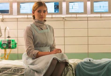 Ex estrela mirim é aclamada após postar nude para fugir de chantagista Este é o meu corpo e