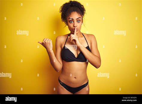 Afrikanische amerikanische Frau im Urlaub tragen Bikini stehend über