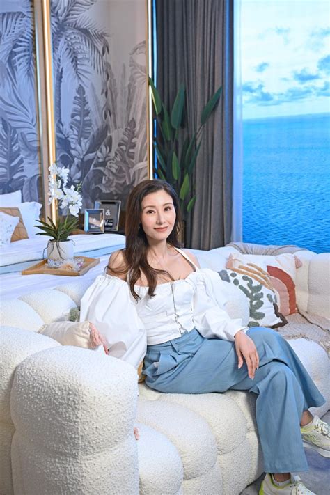 Hoa hậu gây sốt vì khoe eo con kiến ở tuổi U60 tự tin diện bikini Cuộc sống viên mãn bên