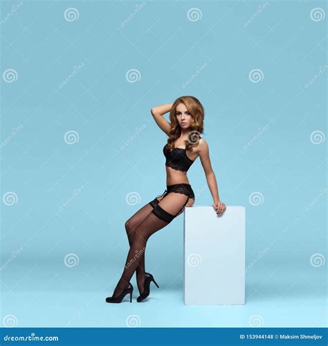 Jeune Belle Femme Posant Dans La Lingerie Sexy Au Dessus Du Fond Color Dans Le Studio Fille