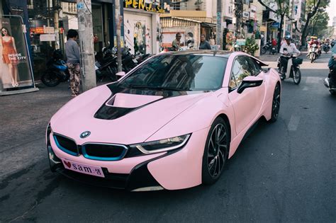 Hot girl Sam tự tay cầm lái BMW i8 màu hồng trong ngày khai trương cửa hàng mỹ phẩm của mình