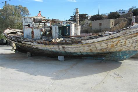 White And Blue Wooden Boat · Free Stock Photo