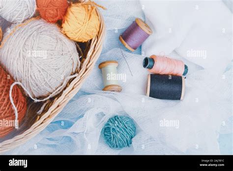 Multi hilos de colores para coser y tejer Fotografía de stock Alamy