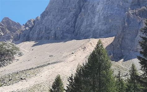 Dolomiti Nuova Frana Si Staccano Rocce E Detriti Dal Monte Pelmo