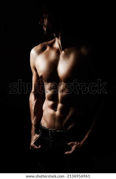 54 638 рез по запросу Naked man black background изображения