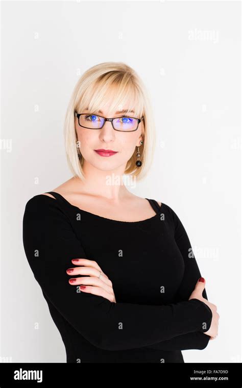 Ein junger schlank blond blonde behaarte Frau Mädchen UK junge Akademiker mit Brille