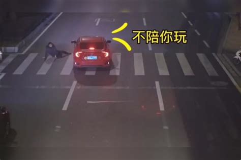 监控拍下的搞笑一幕，这样的 戏精”碰瓷是想笑死我吗监控