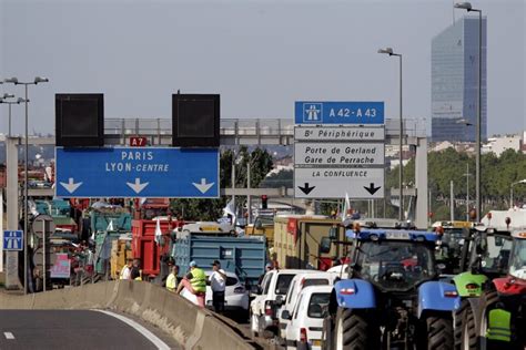 Agriculteurs en colère revivez la journée de blocages autour de Lyon