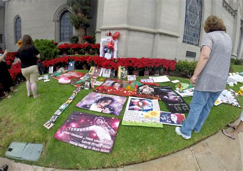 Michael Jackson death: Fans mark 5-year anniversary in Glendale - LA Times