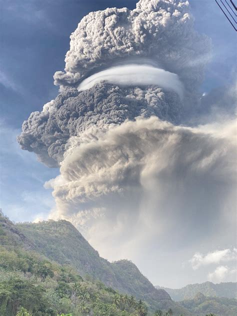 A Picture Of The Saint Vincent Volcano Eruption Rpics