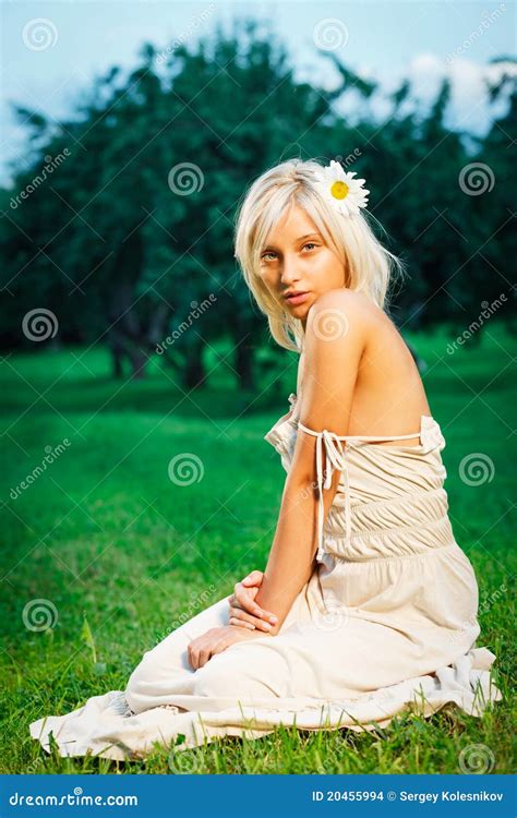 Jeune Belle Femme Blonde S Asseyant Sur L Herbe Photo Stock Image Du Beau Attrayant 20455994