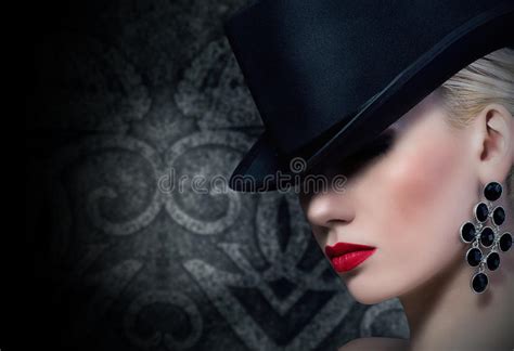 Belle Femme Blonde Avec Les Lèvres Rouges Photo stock Image du beau renivellement 31211578