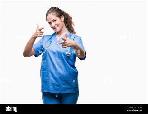 Jeune Brunette Girl Wearing M Decin Ou Chirurgien Infirmi Re Uniforme Sur Fond Isol Pointer Du
