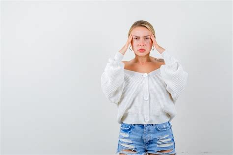 Jeune Femme Blonde Dans Un Cardigan Blanc Photo Gratuite