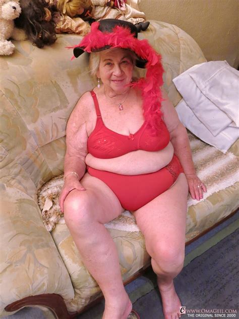 Granny With Saggy Tits Smirna Enjoys A Bath Before Getting Finger Fucked CoedCherry