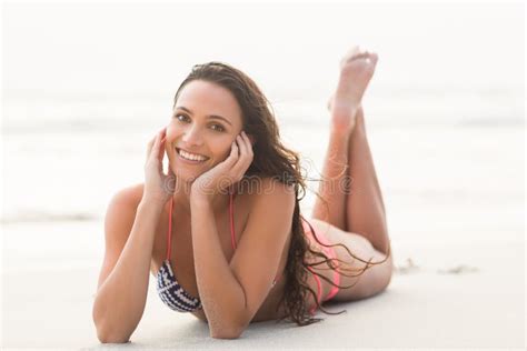 Jolie Brune De Sourire Posant Dans Le Bikini Photo stock Image du sain santé 53083406