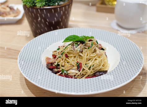 Spaghetti Drunken Noodles Stock Photo Alamy