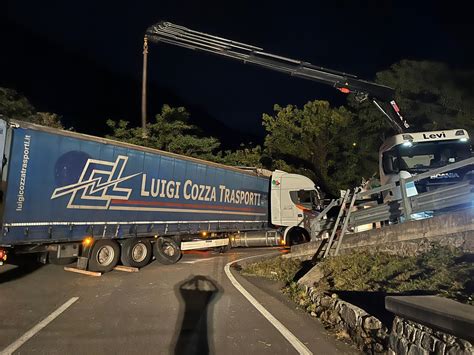 San Giacomo Filippo Camion Si Incastra Sul Tornante Statale