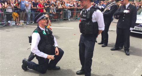Dos policías le declaran matrimonio a sus parejas en la marcha del Orgullo Gay