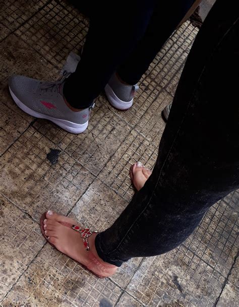 Beautiful And Cute Feet Milf De Pies Bellos En Sandalias