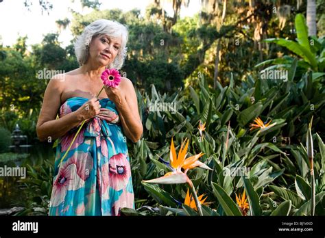 Femme Mature Sexy En Robe Bustier Debout Dans Jardin Tropical Photo