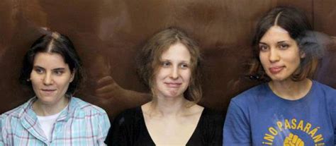 Dos Integrantes Del Grupo Pussy Riot Huyeron De Rusia