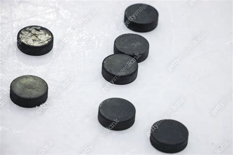 Multiple Black Ice Hockey Pucks Laying On Ice Rink Ground 이미지 1388513265 게티이미지뱅크