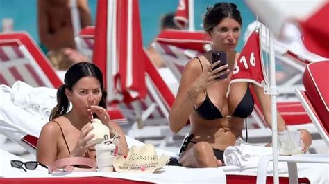 Mimosas En Miami El Video Hot De Karina Jelinek Y Su Novia Flor Parise Elonce