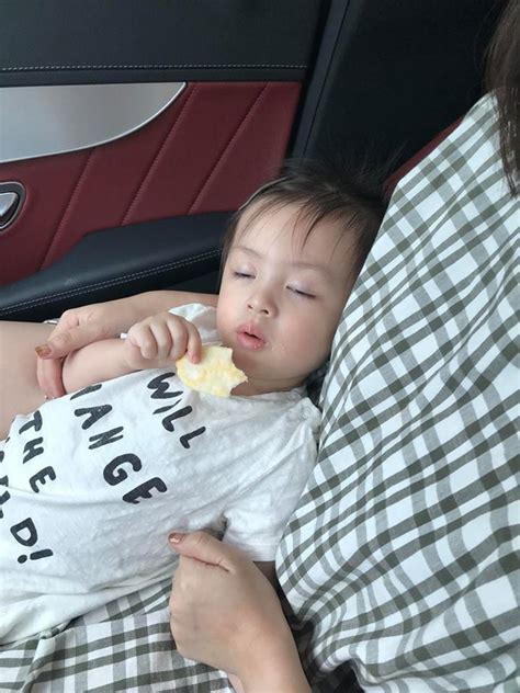 Clip cưng nhất ngày Khi hot girl Cam Cam thể hiện tuyệt kĩ mắt cứ ngủ và miệng cứ ăn