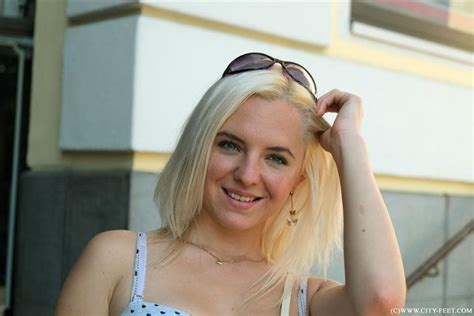 ID A Barefoot Blonde Girl Part City Feet Photos
